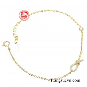 Với kiểu dáng dây chữ O đơn giản nhưng không hề đơn điệu, mang đến cảm giác thanh lịch và thoải mái khi đeo.