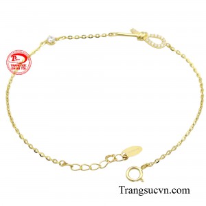 Điểm nổi bật của chiếc lắc là chiếc nơ nhỏ xinh được gắn trên dây như một dấu ấn ngọt ngào thể hiện sự nữ tính và duyên dáng của nàng khi đeo.