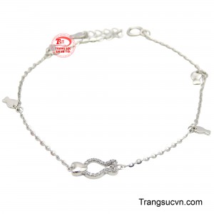 Lắc tay vàng nữ tinh tế là một món đồ trang sức vô cùng quan trọng để thể hiện nét quyến rũ, giúp tô điểm thêm khí chất của người phụ nữ.