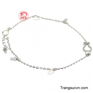 Sản phẩm có vẻ đẹp mong manh với những hoạ tiết đơn giản được kết nối với nhau mềm mại.