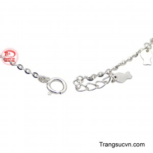 Mọi đường nét trên chiếc lắc tay hài hòa và tinh tế tạo một vòng tròn ánh sáng ôm lấy đôi tay ngà ngọc của các nàng.