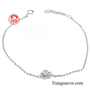 Lắc tay vàng trắng 10K với thiết kế dây chữ O đơn giản nhưng không kém phần thanh lịch, tạo nên một nền tảng hoàn hảo để tôn lên vẻ đẹp của bông hoa hồng.