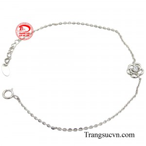 Với chất liệu vàng trắng mang lại vẻ đẹp tinh khiết và sang trọng, màu sắc trắng sáng của vàng làm nổi bật lên vẻ đẹp đầy cuốn hút.