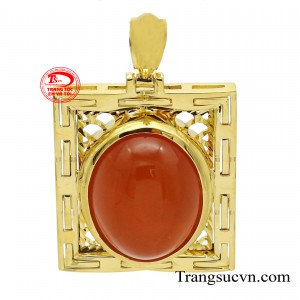 Mặt dây chuyền nam gắn đá được chế tác trên chất liệu vàng 18K có độ bền đẹp và sáng bóng theo thời gian.