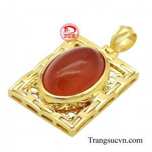 Nổi bật của chiếc mặt dây là viên đá nhân tạo màu đỏ rực rỡ ở chính giữa mặt dây chuyền tạo nên một điểm nhấn ấn tượng, thu hút mọi ánh nhìn.