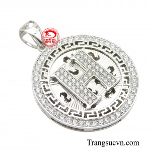 Ánh sáng vàng trắng kết hợp với màu sắc lấp lánh của những viên đá cz tạo nên một vẻ đẹp hoàn hảo của sản phẩm.