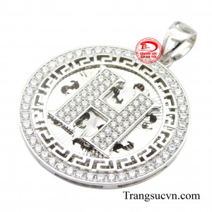 Nổi bật của chiếc mặt dây là hình ảnh chữ H không chỉ có vẻ đẹp thẩm mỹ mà nó còn ghi dấu những kỉ niệm đặc biệt của chủ nhân.