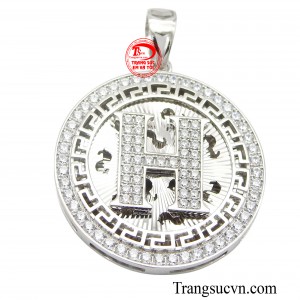 Chiếc mặt dây giúp các anh thêm tự tin và khẳng định phong cách riên của mình.