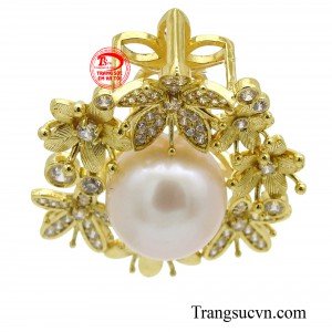 Mặt ngọc trai vàng tây 18K mang đến vẻ đẹp lộng lẫy, kiêu sa nhưng không kém phần tinh tế, thanh lịch của phái đẹp.