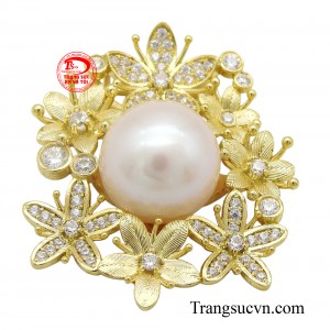 Từ các quý bà, quý cô, phụ nữ hiện đại cho đến các bạn gái trẻ đều phù hợp để diện trang sức ngọc trai.