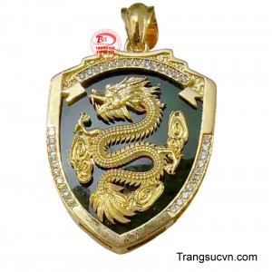 Chiếc mặt dây có phần viền được vàng 18k sáng bóng bọc trọn viên ngọc cẩm thạch.