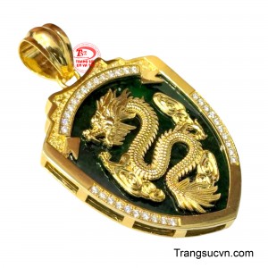 Xung quanh chiếc mặt dây được đính bởi những viên kim cương sáng lấp lánh nhằm tăng lên vẻ đẹp sang trọng của trang sức và tôn lên khí chất của người đàn ông bản lĩnh.
