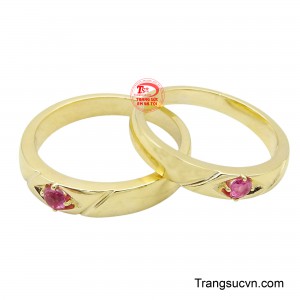 Nhẫn cưới Ruby hạnh phúc được cắt mài tỉ mỉ, tạo độ sáng lấp lánh, thu hút mọi ánh nhìn.