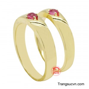 Nhẫn cưới chính là món quà chúc phúc cho các cặp đôi, là sự gắn kết giữa tình cảm của hai vợ chồng. 