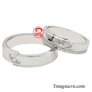 Nhẫn cưới vàng trắng gắn kim cương là một thiết kế tinh tế, kết hợp hài hòa giữa vẻ đẹp truyền thống của vàng trắng và sự lấp lánh hiện đại của kim cương.