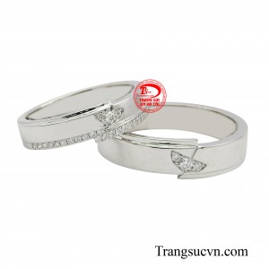 Vàng trắng 18K mang đến vẻ đẹp sang trọng, bền bỉ và không bị xỉn màu theo thời gian.