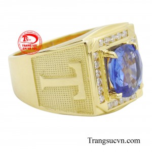 Nhẫn nam chữ T gắn đá là sự kết hợp của vàng 18k và viên sapphire thiên nhiên đầy ấn tượng.