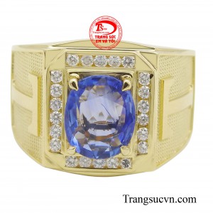 Sắc xanh huyền bí của viên đá Sapphire và ánh sáng lấp lánh của kim cương đã tạo nên một tổng thể hoàn hảo, vừa cổ điển vừa hiện đại.