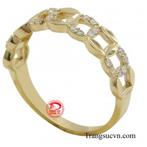 Mang chiếc nhẫn kim tiền trong người gia chủ luôn cảm thấy may mắn, tài lộc dồi dào, công việc được thuận lợi.