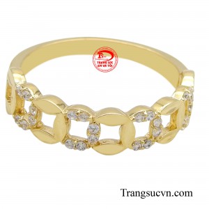 Ngoài ý nghĩa thu hút tiền tài, trang sức còn là cách chị em chăm chút cho diện mạo bản thân thêm phần lộng lẫy.