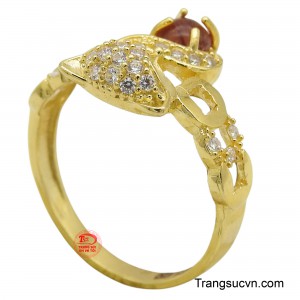 Nhẫn nữ thạch anh tóc đỏ mang lại vẻ đẹp sang trọng và quý phái cho quý cô yêu thích sự độc đáo và mới mẻ.