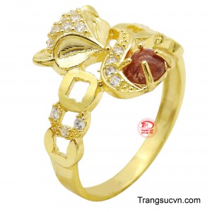 Chiếc nhẫn được khắc họa hình ảnh chú hồ ly uyển chuyển trên chất liệu vàng 10K óng ánh kết hợp hài hòa với viên đá thạch anh tóc đỏ lấp lánh.