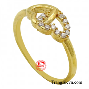 Nhẫn nữ vàng 10K đong đầy được chế tác trên chất liệu vàng 10k không chỉ tôn lên sự sang trọng mà còn đảm bảo độ bền, giúp chiếc nhẫn luôn giữ được vẻ đẹp nguyên sơ theo thời gian.