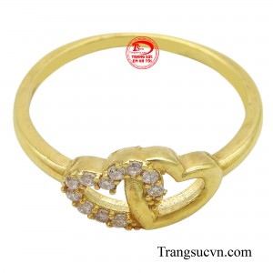 Với thiết kế nhỏ nhắn, thanh lịch của chiếc nhẫn phù hợp với mọi phong cách và hoàn cảnh, từ những buổi tiệc sang trọng đến những hoạt động thường ngày