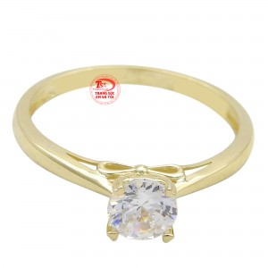 Chiếc nhẫn giúp đôi tay nàng trở nên mềm mại và duyên dáng hơn, nàng có thể thỏa sức tỏa sáng giữa những người xung quanh.