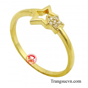 Những viên đá nhỏ xinh được đính lên chiếc nhẫn như một điểm nhấn, tạo nên vẻ đẹp lung linh và thu hút mọi ánh nhìn.