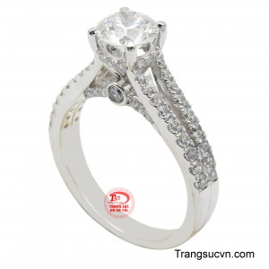 Với chất liệu vàng trắng 14K cao cấp mang đến sắc trắng sáng bóng, tạo nên sự sang trọng và thanh lịch cho người đeo.