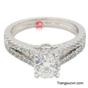 Điểm nhấn của chiếc nhẫn là viên đá CZ (Cubic Zirconia) được cắt mài tỉ mỉ, tỏa sáng rực rỡ như kim cương thật.