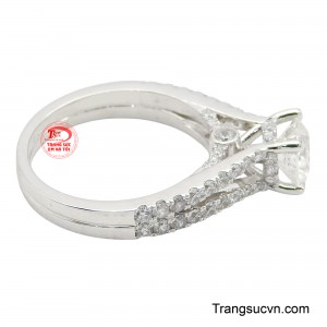 Chiếc nhẫn giúp đôi tay nàng trở nên uyển chuyển và dịu dàng hơn giúp nàng tự tin tỏa sáng giữa những người xung quanh.