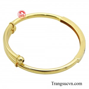 Với chất liệu vàng 10K mềm mại, an toàn cho làn da nhạy cảm của trẻ, cùng thiết kế tinh xảo, vòng tay khắc tên trở thành lựa chọn hàng đầu của bố mẹ muốn dành cho con yêu cuả mình.