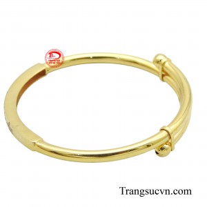 Tùy từng sở thích của mỗi người, chiếc vòng có thể khắc tên của bé lên để ghi dấu những điều thú vị của con.