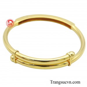 Chiếc vòng tay bé không chỉ là món đồ trang sức mà còn là lời nhắn nhủ yêu thương của cha mẹ dành cho con.