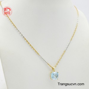 Sắc xanh ấy tựa như ánh sáng dẫn đường, tiếp thêm sức mạnh và lý trí để nàng thêm can đảm tiến về phía trước.