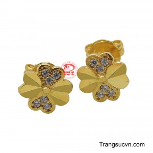 Cặp đôi hoa tai cỏ bốn lá được xem là biểu tượng của sự may mắn, niềm tin, hy vọng và tình yêu.