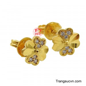 Đeo đôi hoa tai cỏ bốn lá không chỉ là cách để tô điểm vẻ đẹp, mà còn là cách để mang theo bên mình những lời chúc tốt đẹp, những hy vọng về một cuộc sống an lành và hạnh phúc.