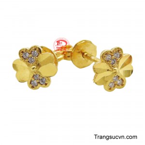 Cặp đôi hoa tai cỏ bốn lá không kén chọn trang phục cho dù bạn diện một chiếc váy nhẹ nhàng, nữ tính hay một bộ vest lịch lãm, sang trọng, đôi hoa tai đều có thể làm nổi bật phong cách của bạn.