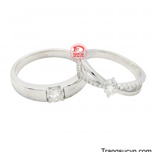 Cặp nhẫn cưới vàng trắng tinh tế được chế tác tỉ mỉ để tôn lên tình yêu vĩnh cửu.
