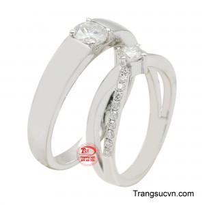 Với thiết kế đơn giản, đường nét mềm mại, uyển chuyển nhưng không kém phần sang trọng tạo cảm giác thoải mái cho người đeo.