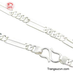 Phụ kiện không thể thiếu, dễ dàng kết hợp mọi trang phục, tạo ấn tượng mạnh mẽ.