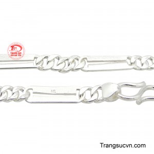 Từng chi tiết tinh xảo, tôn vinh vẻ đẹp mạnh mẽ và sự tự tin.