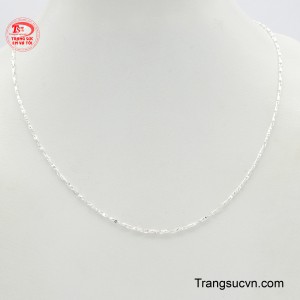 Dây bạc ý trẻ trung không chỉ là món đồ tramng sức mà nó còn giúp người đeo thoát nhiệt nhanh chóng, điều hòa cơ thể mà giúp chúng ta không hay bị ốm vặt.