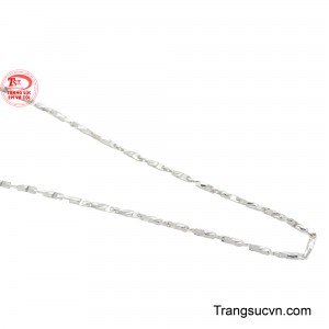 Với kiểu dáng mềm mại sẽ giúp bạn thướt tha nữ tính hơn trong các bộ trang phục.