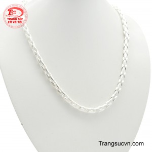 Thiết kế đa dạng, từ đơn giản đến cá tính, dây chuyền bạc nam phù hợp với mọi phong cách.