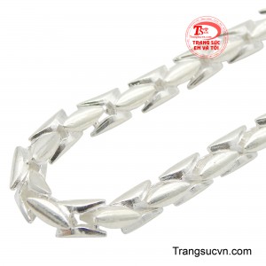 Ánh bạc sáng bóng, dây chuyền nam mang đến sự sang trọng, tinh tế, thu hút mọi ánh nhìn. Thiết kế đa dạng, từ đơn giản đến cá tính, dây chuyền bạc nam phù hợp với mọi phong cách.