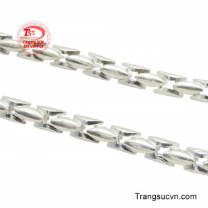 Không chỉ là trang sức, dây chuyền bạc nam còn là biểu tượng của sự tự tin, bản lĩnh.