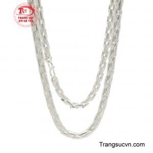Dây chuyền bạc nam, khẳng định phong cách mạnh mẽ, lịch lãm, tôn vinh vẻ đẹp nam tính.